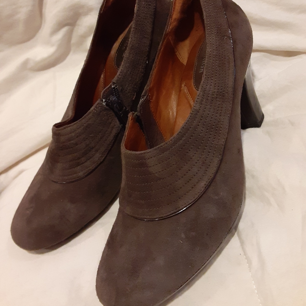 Size 9 Born Heels